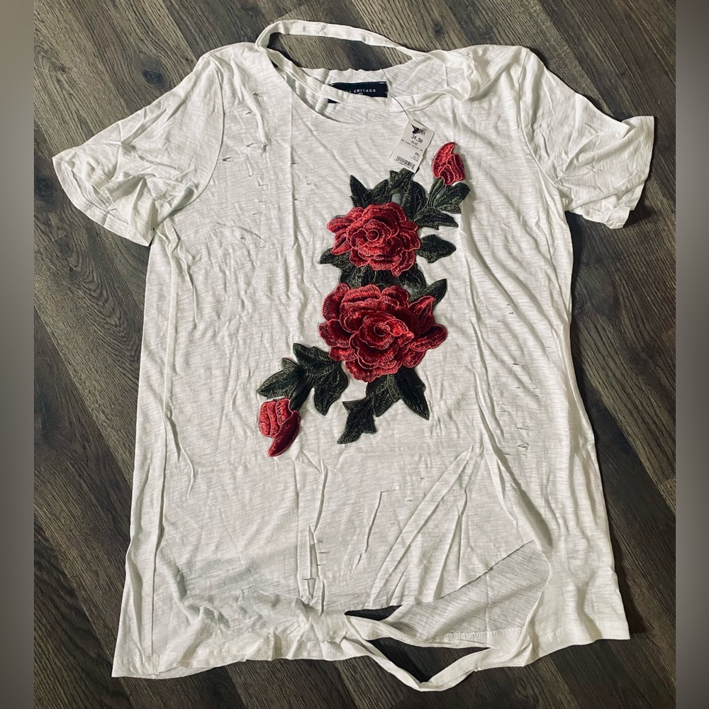 Akira Chicago Womens T-Shirt White Short Sleeve Rose Distressed Embroidered Tee